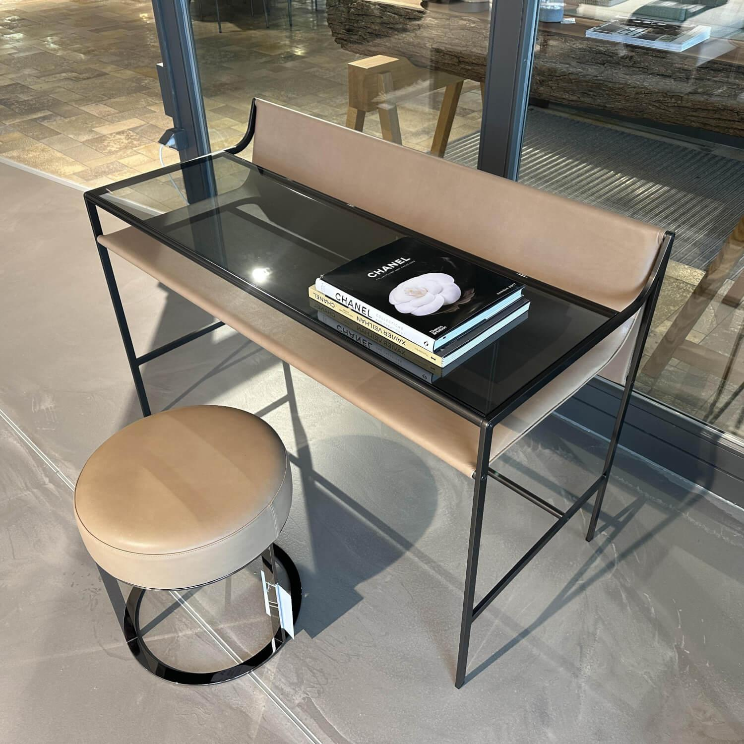 B&B Italia - Schreibtisch Quiet Lines Platte Rauchglas Und Leder Kasia 330 Nussbaum Braun Gestell Schwarz Verchromt Mit Hocker - 4