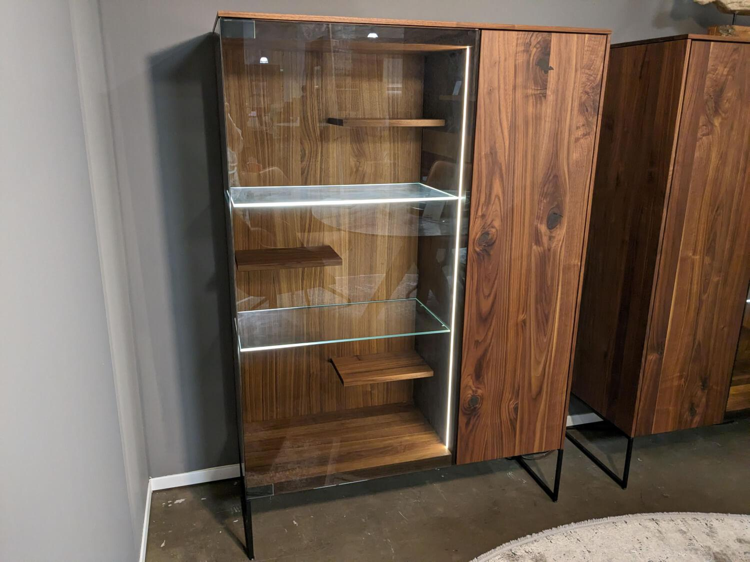 Team 7 - 2er-Set Vitrine Filigno Nussbaum Wild Rauchglastür mit Metallrahmengestell - 7