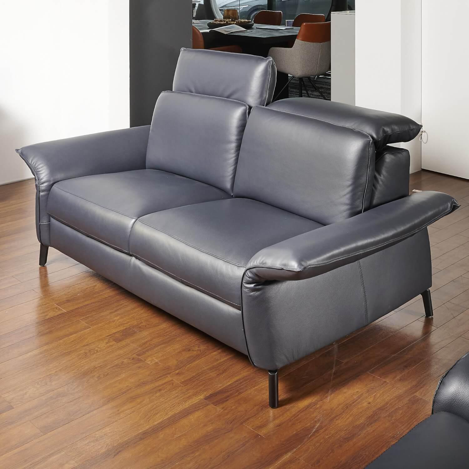 Sofa Adora Bezug Leder Montana Night Blau Füße 3BL Black Mit 2-Motorischer Relaxfunktion