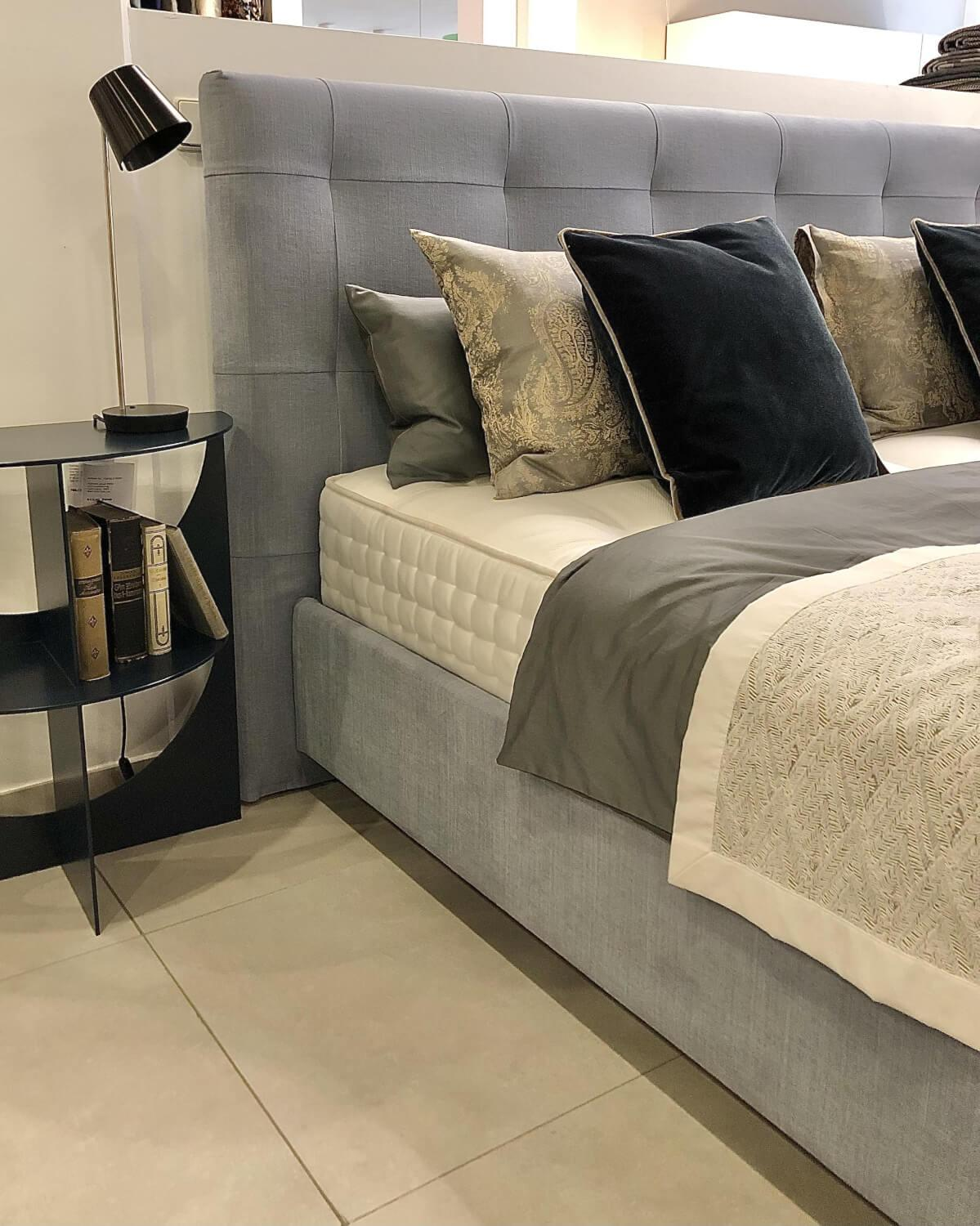 Schramm - Boxspringbett Gala Rahmen 28M 3B Stoff Nils 440 Sky Grau Blau Kopfteil Quadro  Füße Eiche Wenge Inklusive 2 Matratzen Divina - 5