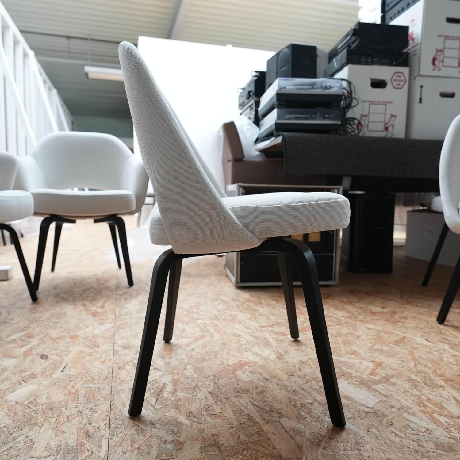 Knoll International - 6er-Set Stuhl Saarinen Kollektion Relax Bezug Stoff Dream 201DR Ivory Creme Stuhlbeine Eiche Ebenholz Gebeizt - 4