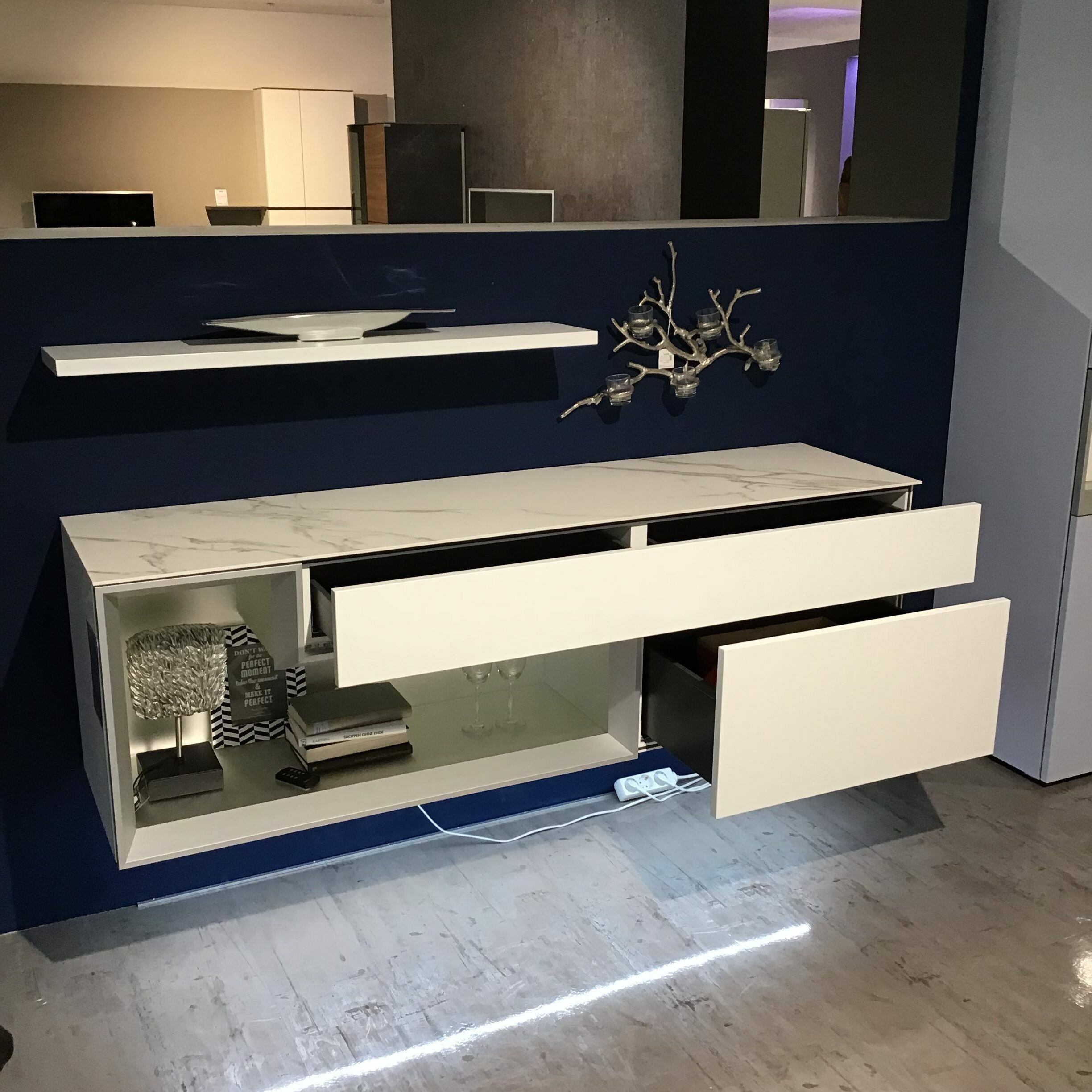 Hülsta - Sideboard Tetrim 981003 Lack Weiß Abdeckplatte Keramik Calacatta Weiß Mit Wandboard Und Beleuchtung - 2