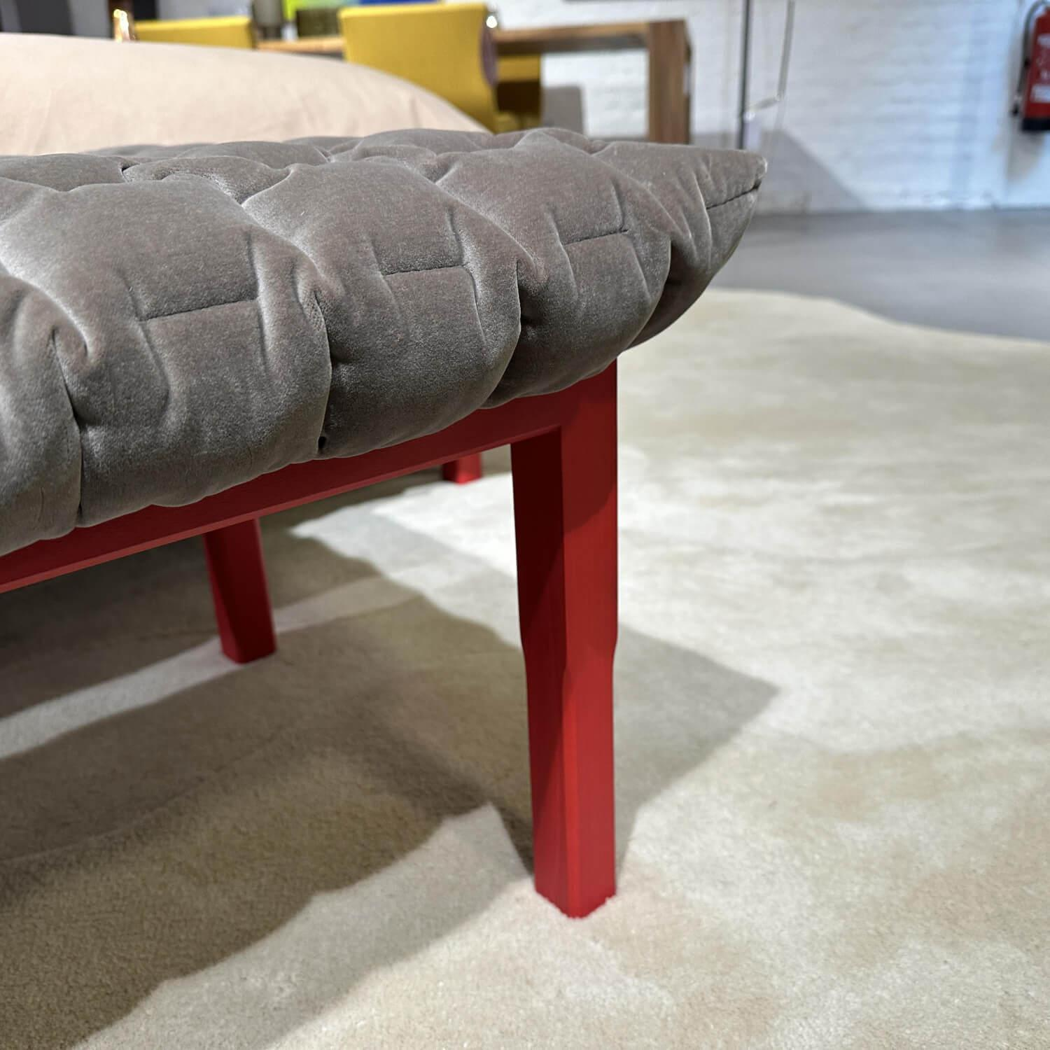 Ligne Roset - Bett Ruché Stoff Harald 3 Chamois 242 Grau Gestell Buche Massiv Rot Ohne Matratze Ohne Lattenrost Inklusive Hocker - 7