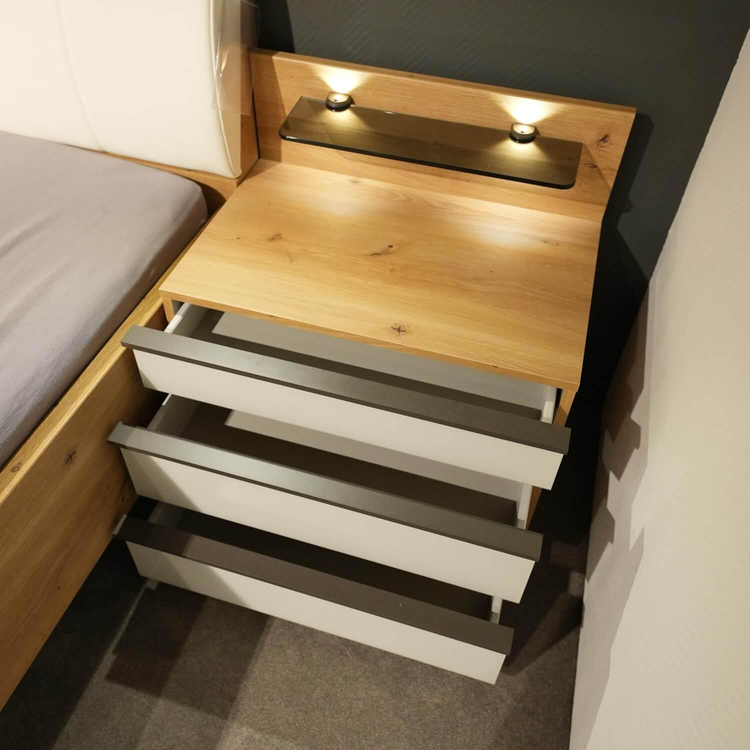 Wiemann - Schlafzimmer Loft Nachbildung Eiche Bianco Glas Weiß Absetzung Schiefer Mit LED Beleuchtung Bett Ohne Matratze Ohne Lattenrost - 4