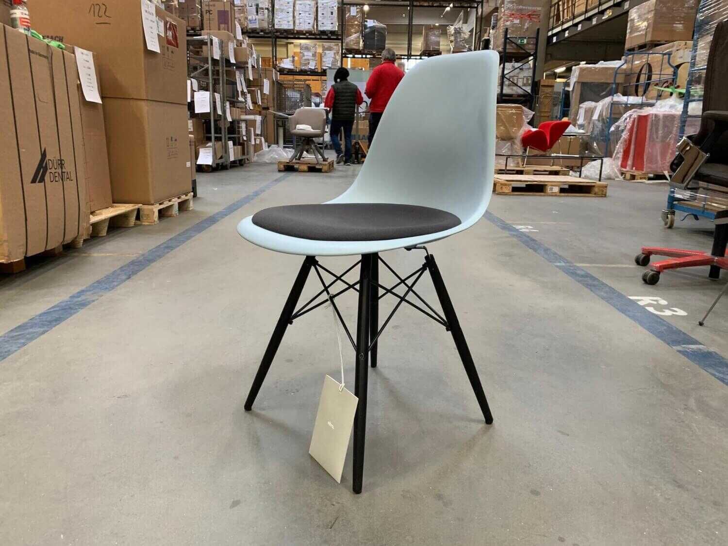 Stuhl DSW Eames Plastic Side Chair Dunkelgrau Eisgrau mit Sitzpolster