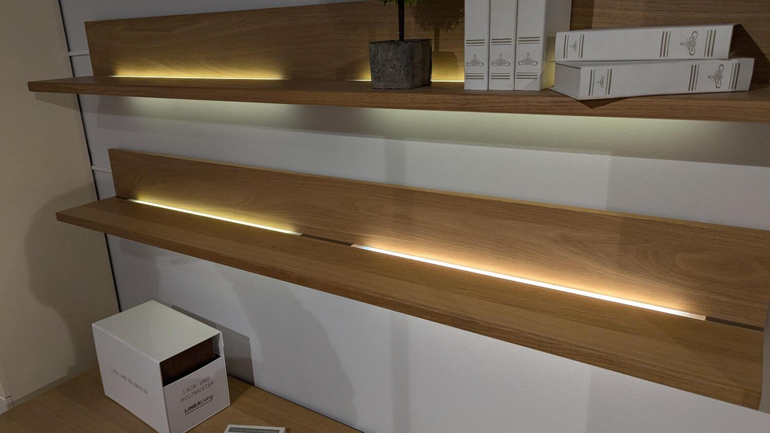 Rietberger Möbelwerke - Wohnwand Cremona Lack Crema Matt Weiß Creme Absetzung Eiche Sand Mit LED Beleuchtung Und Spiegelglasrückwand - 3