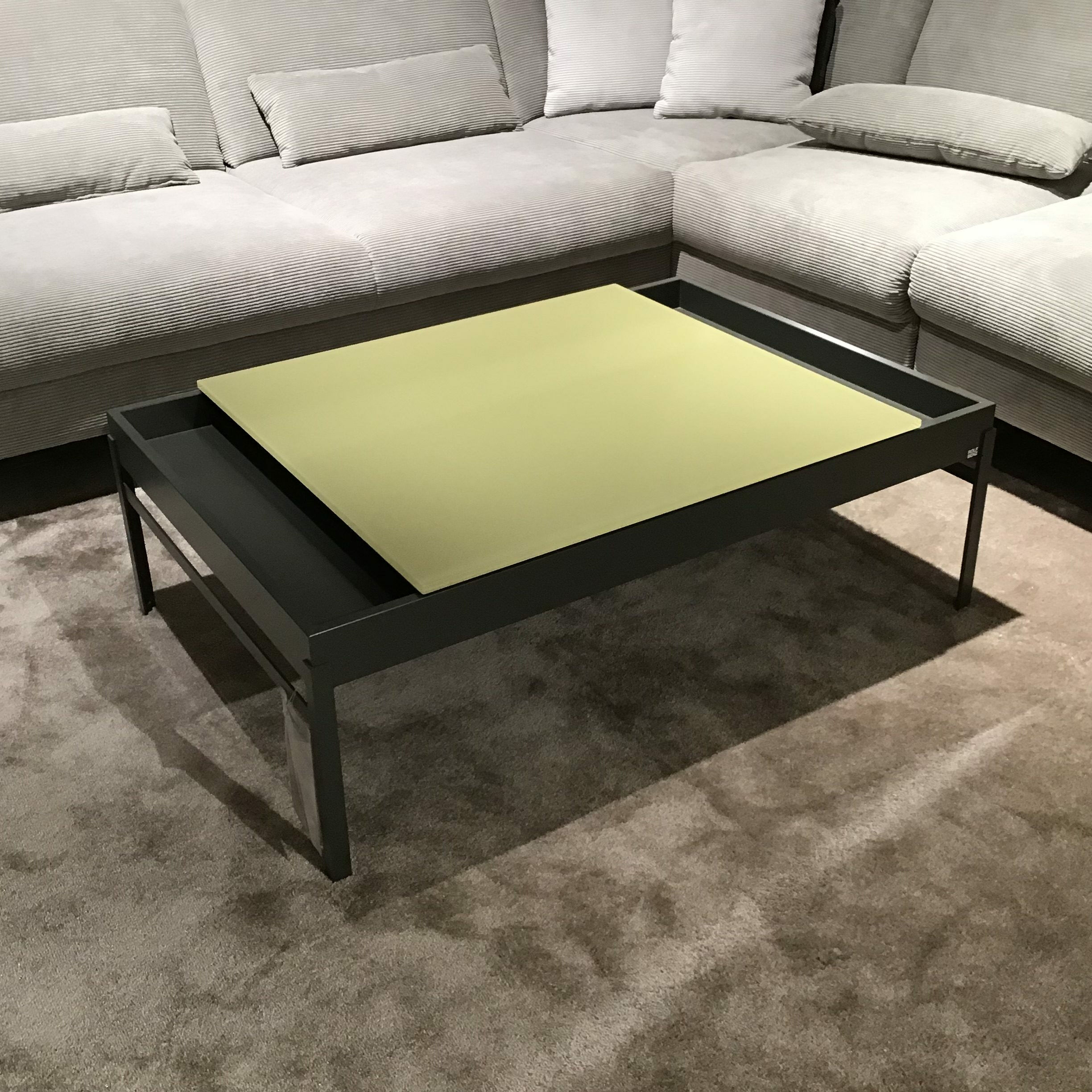 Rolf Benz - Rolf Benz 8410-131 Couchtisch Glasplatte Verschiebbar Olivgelb Gelb Grün Korpus Umbragrau Grau Lackiert Gestell Stahl Lackiert Umbragrau Mit Stauraum - 4