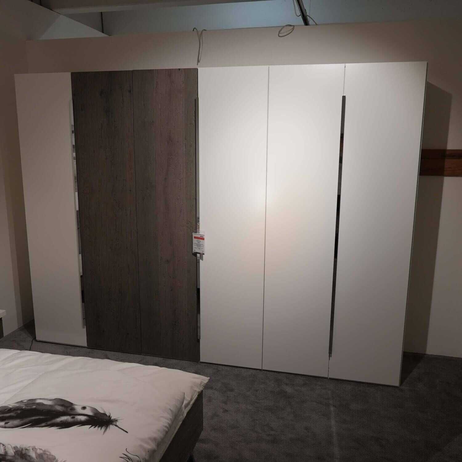 Schlafzimmer Zano mit Kleiderschrank und Kommodenkombination