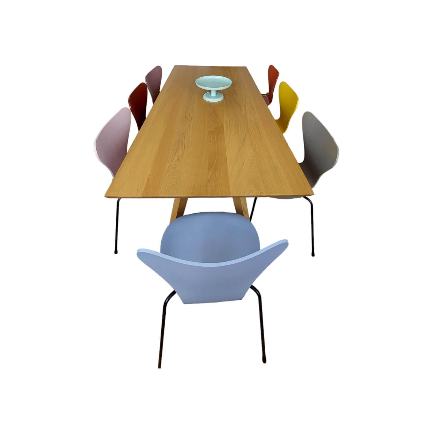 Fritz Hansen - Stuhlgruppe Modell 3107TM Serie 7 Sitzschale Messerfurnier Esche Gefärbt In Grau Rosa Rot Orange-Rot Gelb Und Blau Gestell Stahl Schwarz Stapelbar - 1