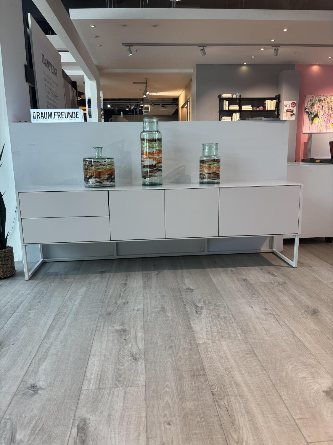 Raum.Freunde - Lowboard Ove MDF Kreide Weiß Lackiert Innen Melamin Schwarz - 2