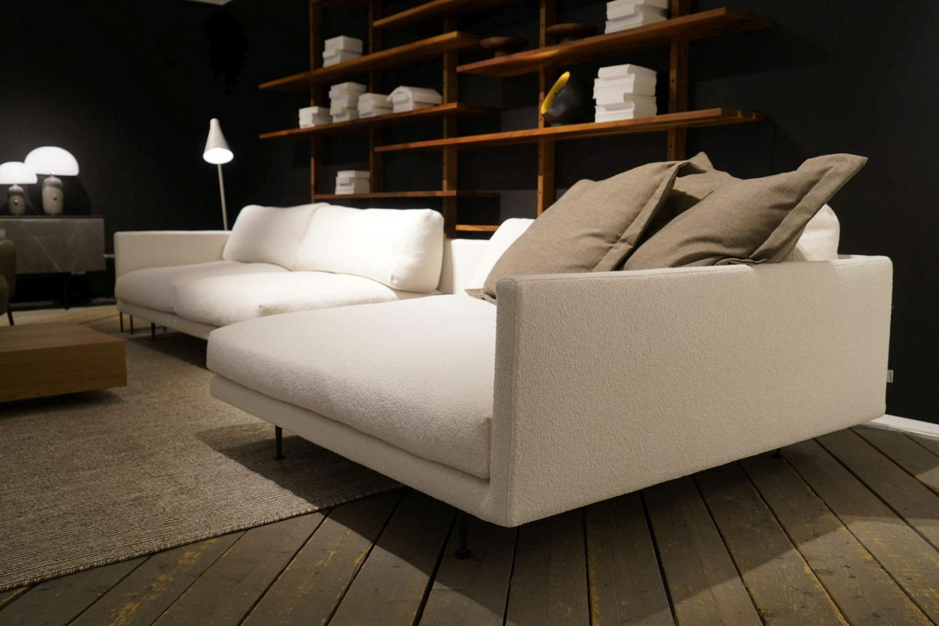Wendelbo - Ecksofa Maho Stoff Cuddle Col. 02 Cat. 6 Weiß Füße Pulverbeschichtet mit 2 Kissen - 5