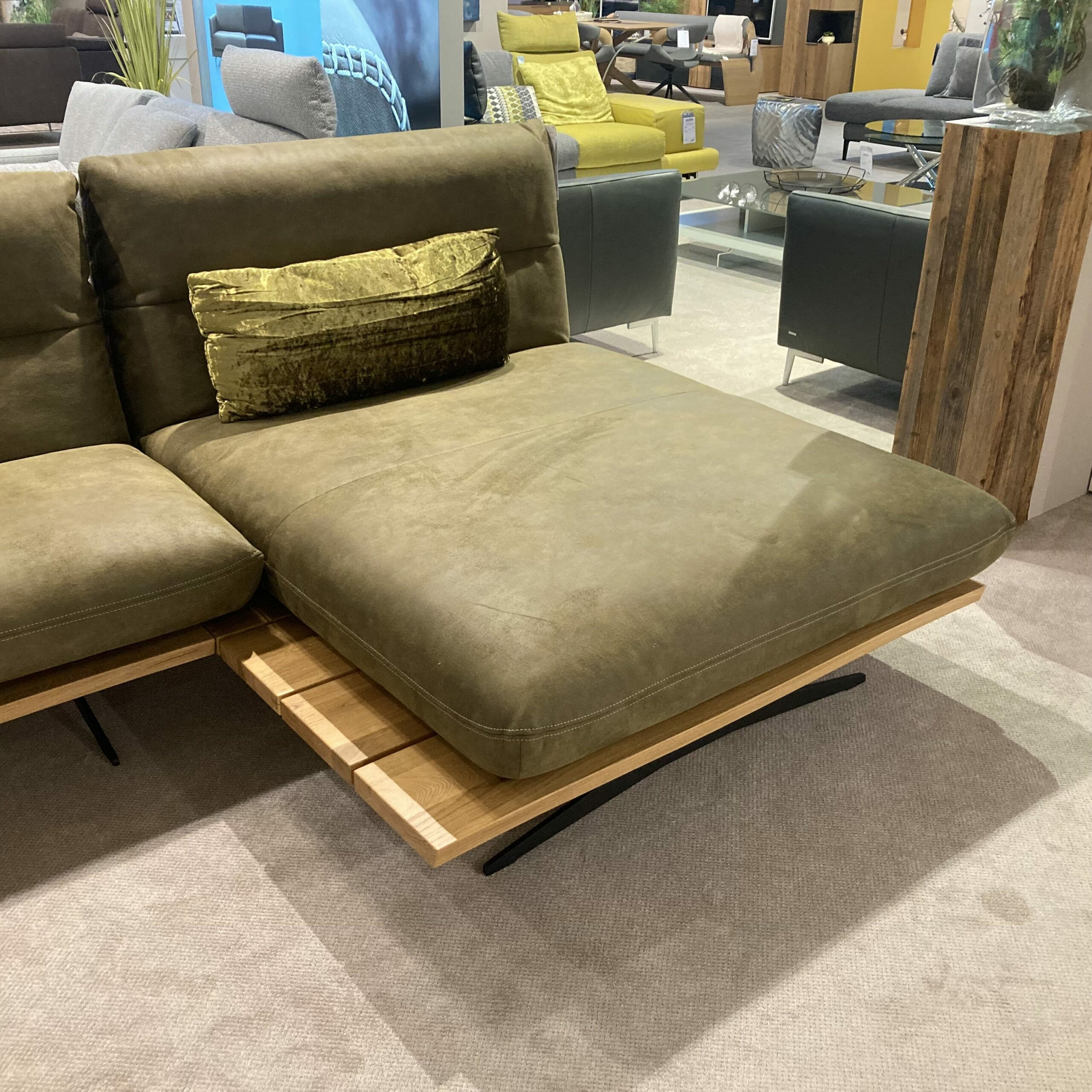 Koinor - Ecksofa Mary Stoff Bison Khaki Grün Naht Beige Plateau Wildeiche Massiv Geölt Kufe Schwarz - 3