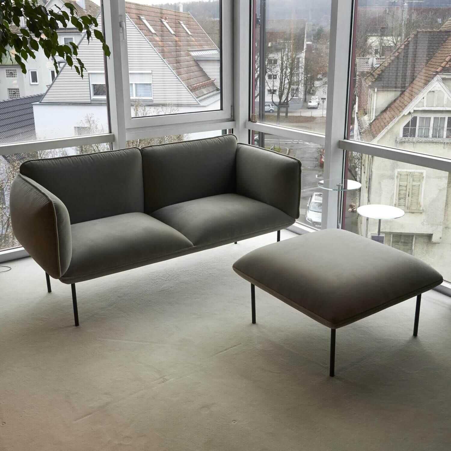 Sofa 2-Sitzig Nakki Stoff Kvadrat Grau Füße Metall Mit Hocker