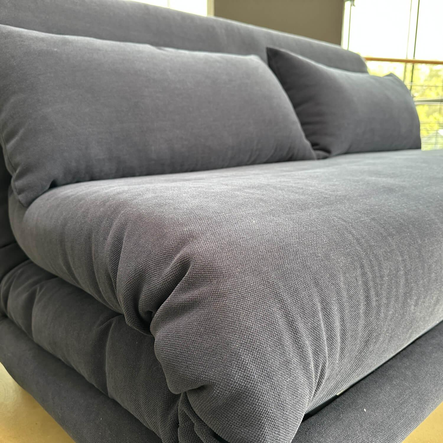 Ligne Roset - Schlafsofa Multy Stoff Amalfi Dark Blue Blau Gestell Anthrazit Mit Polyäthermatratze Und 2 Großen Kissen - 4