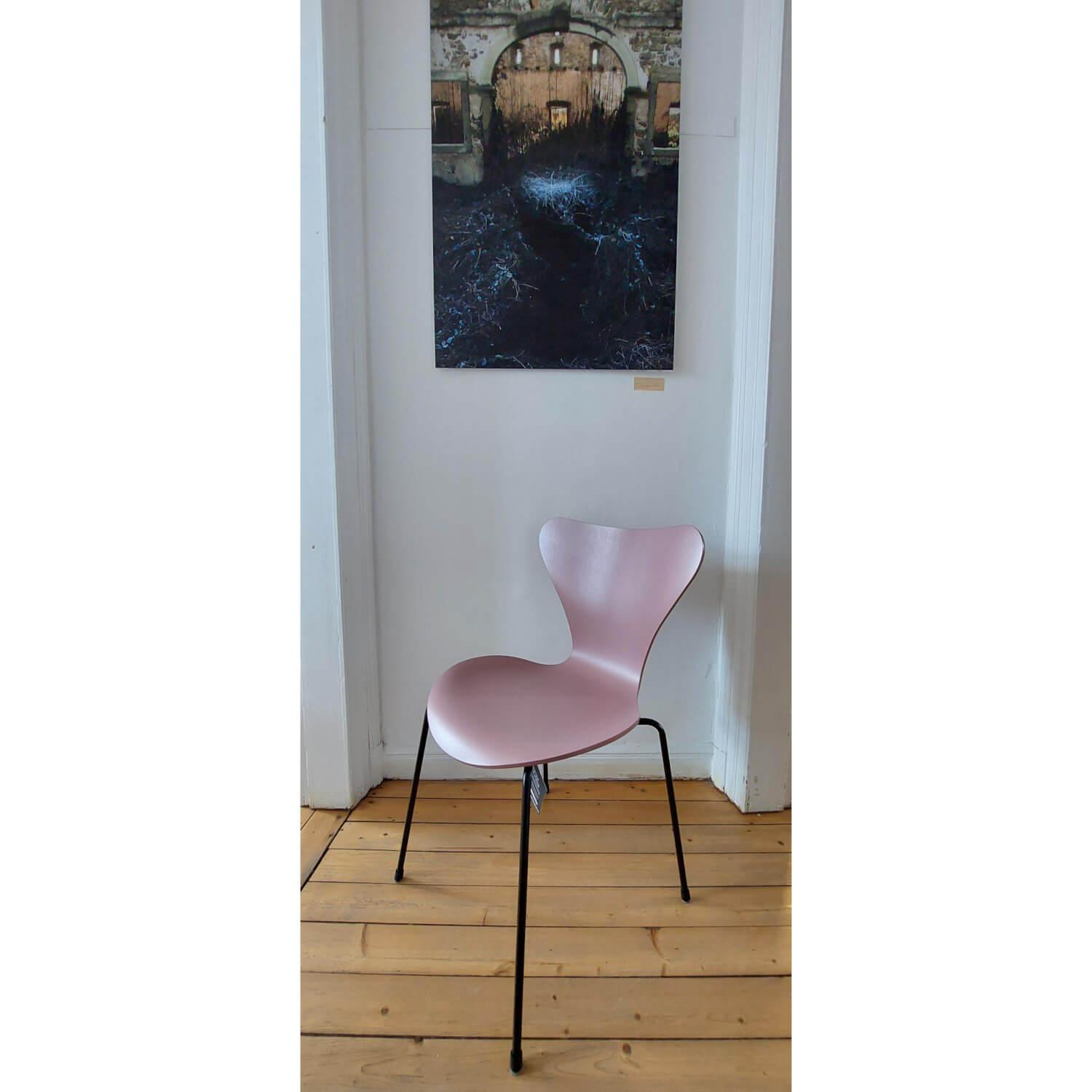 Fritz Hansen - Stuhlgruppe Modell 3107TM Serie 7 Sitzschale Messerfurnier Esche Gefärbt In Grau Rosa Rot Orange-Rot Gelb Und Blau Gestell Stahl Schwarz Stapelbar - 10