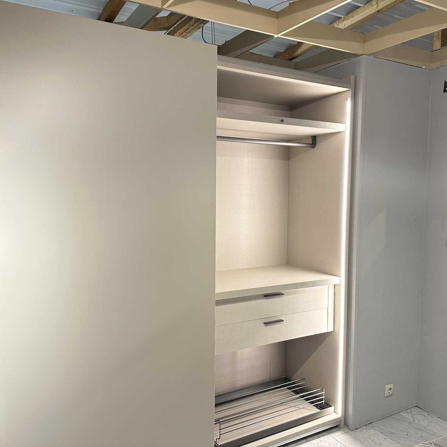 Tomasella - Schiebetürenschrank Contur Loretto Türen Lack Gola Smart OC 162 Platino Weiß Beige Glas Spiegel Innen Stoffoptik Tramato Grau Beige - 6