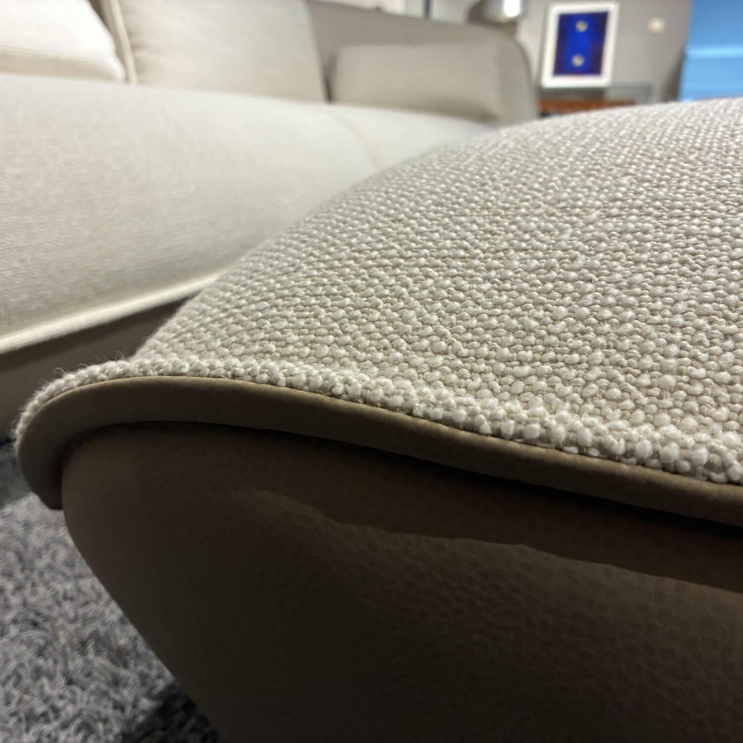 COR - Sofa Nook Sitz Stoff 8190 Woll Weiß Außen Leder 420 Sand Beige Füße Kunststoffgleiter mit Hocker Und Kissen - 7