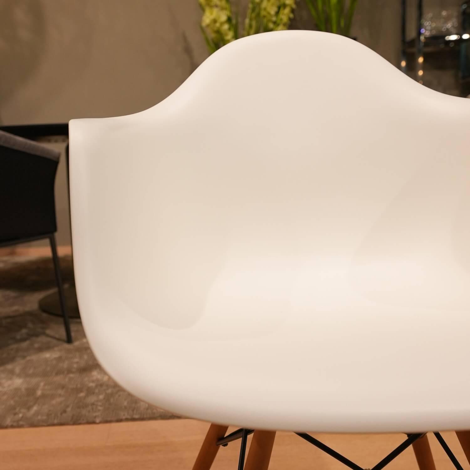 Vitra - 6er Set Stuhl Eames Plastic Armchair DAW Polypropylen Weiß Holzuntergestell Ahorn Gelblich Mit Verstrebungen - 9