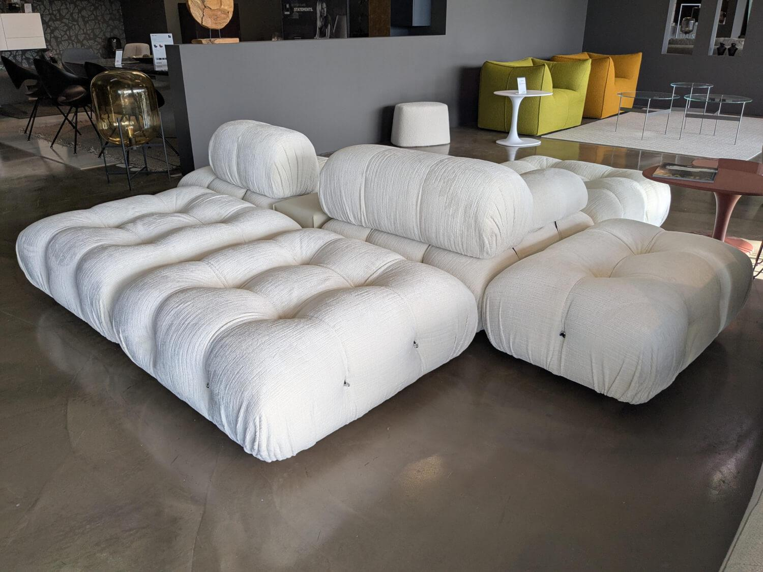 B&B Italia - Wohnlandschaft Camaleonda Stoff Enia Elfenbein Weiß mit einem Tisch - 8