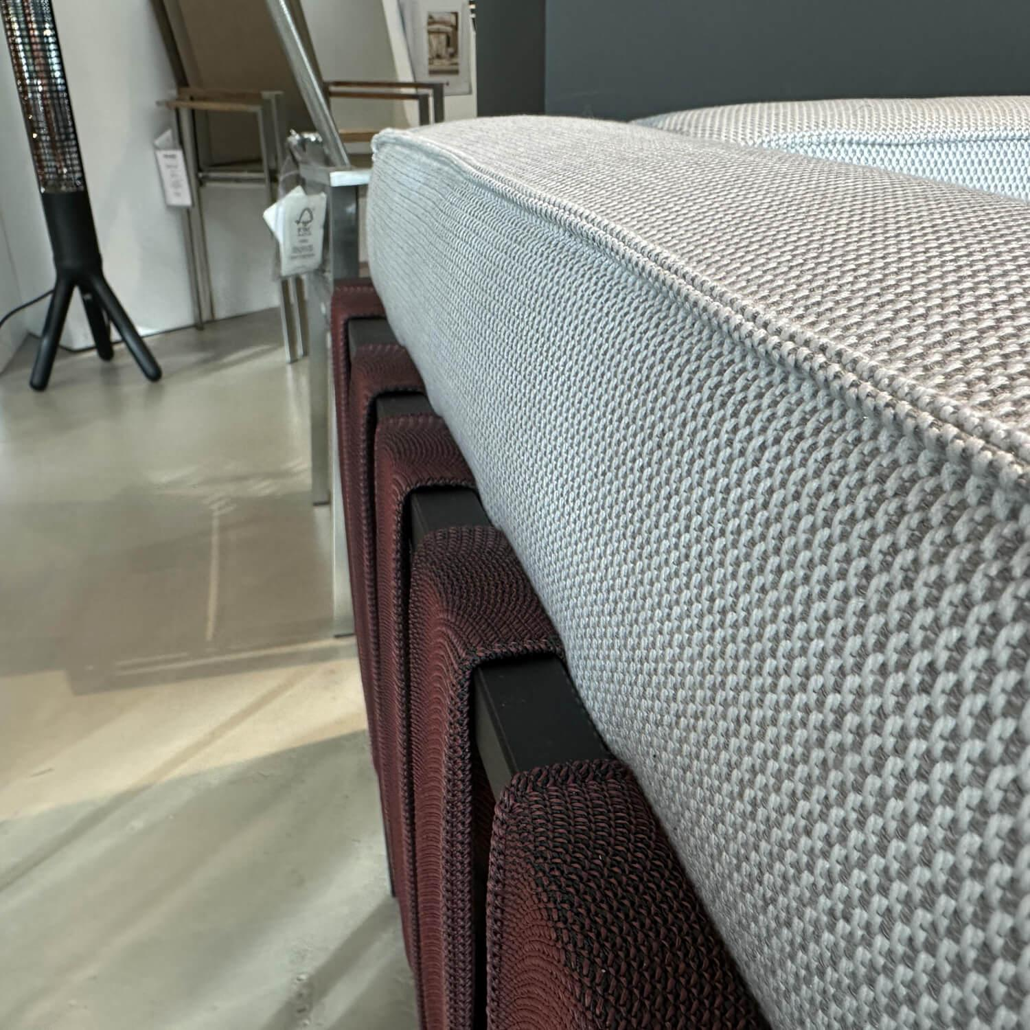 Zumsteg - Loungegruppe Iconic Stoff Sunbrella Lopi Ash Grau Bänder Tanne Bordeaux Rot Gestell Edelstahl Schwarz Pulverbeschichtet - 4
