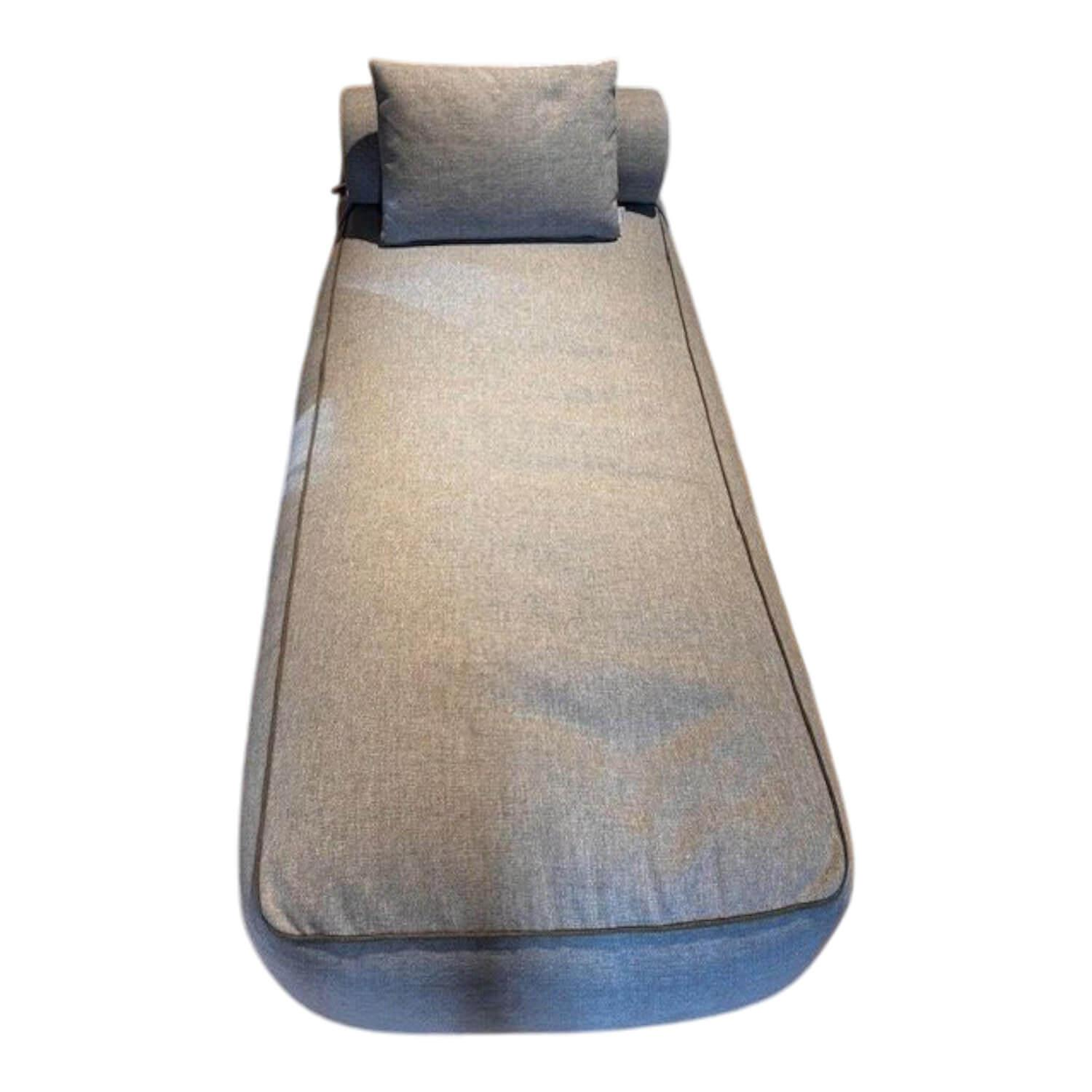 Weishäupl - Outdoor Daybett Lounge Stoff Peppel Grau mit Nackenrolle und Kissen - 1