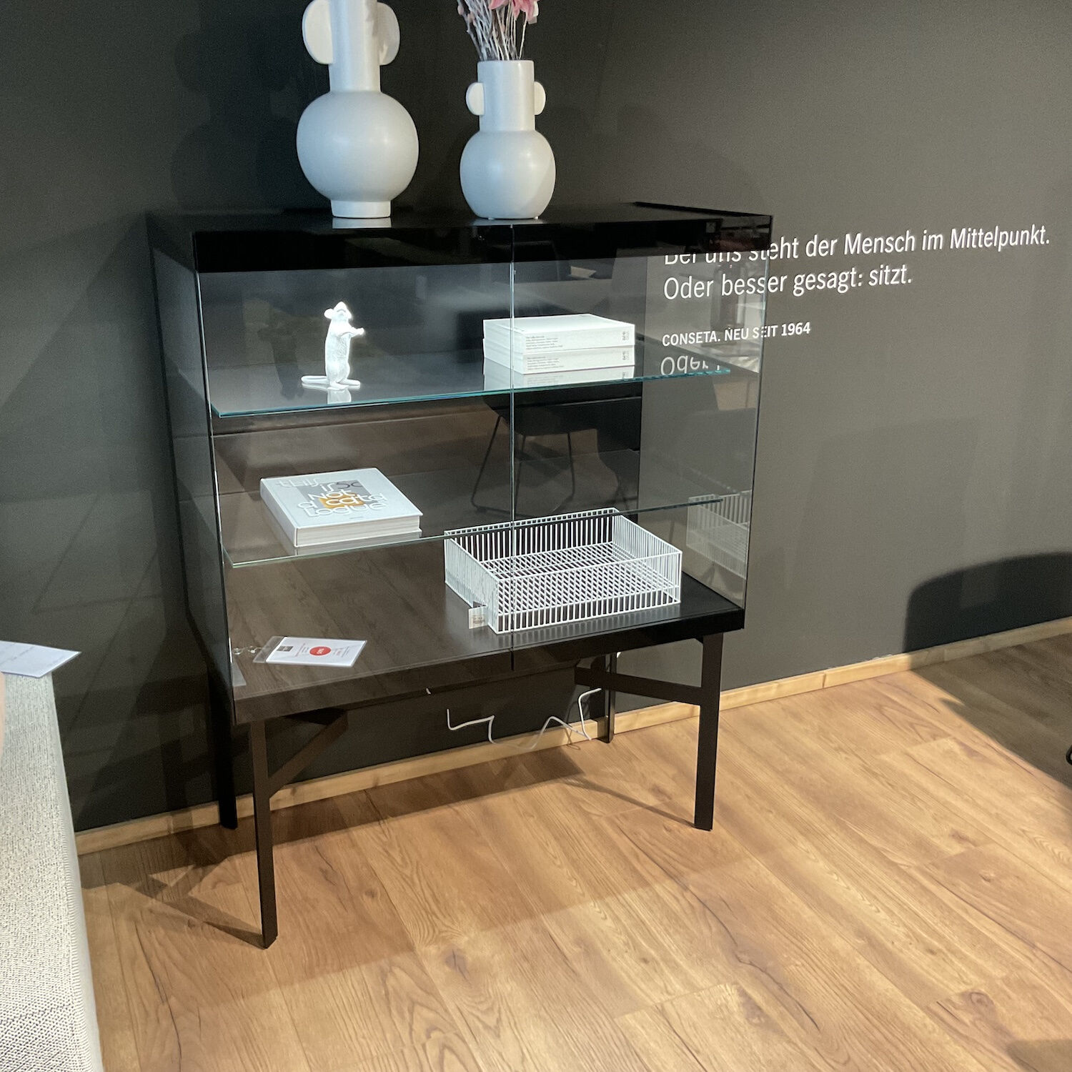 ca83ddd48be1177f109bd0231e2124d70dc888b4_Vitrine_Cube_Light_in_Schwarz_mit_Beleuchtung_024001016_001