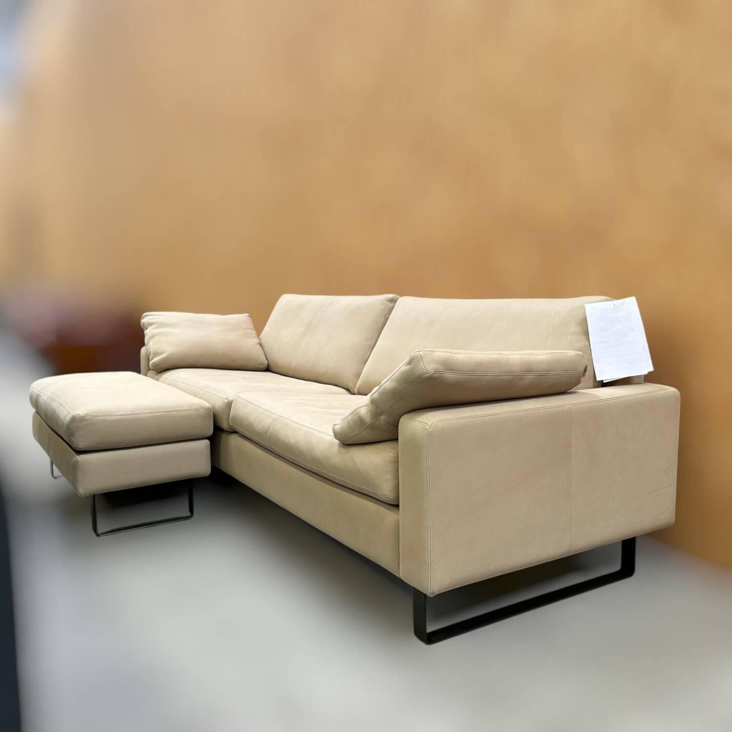 COR - Sofa Conseta Leder Puro 420 Sand Creme Metallkufen Vanilleschotenbraun Inklusive Hocker - 9