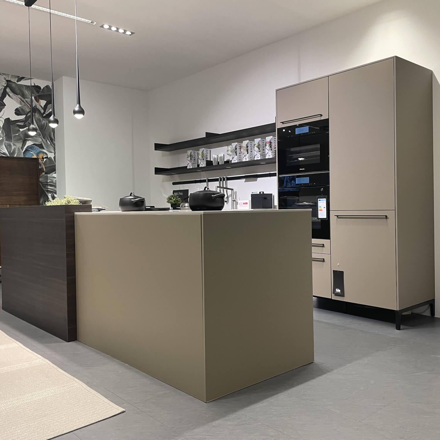 Siematic - Küche Urban SC 45 Front SimiLaque Muskat Samtmatt Beige Grau Absetzung Holzdekor Larix Terra Dunkelbraun Arbeitsplatte Keramik Betonoptik Grau Inklusive Elektrogeräte - 11