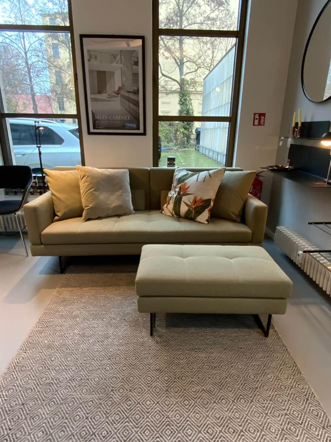 Brühl - Sofa Amber Stoff 4057 31 Grün Kufengestell Schwarz Pulverbeschichtet mit Bank mit 4 Kissen - 3