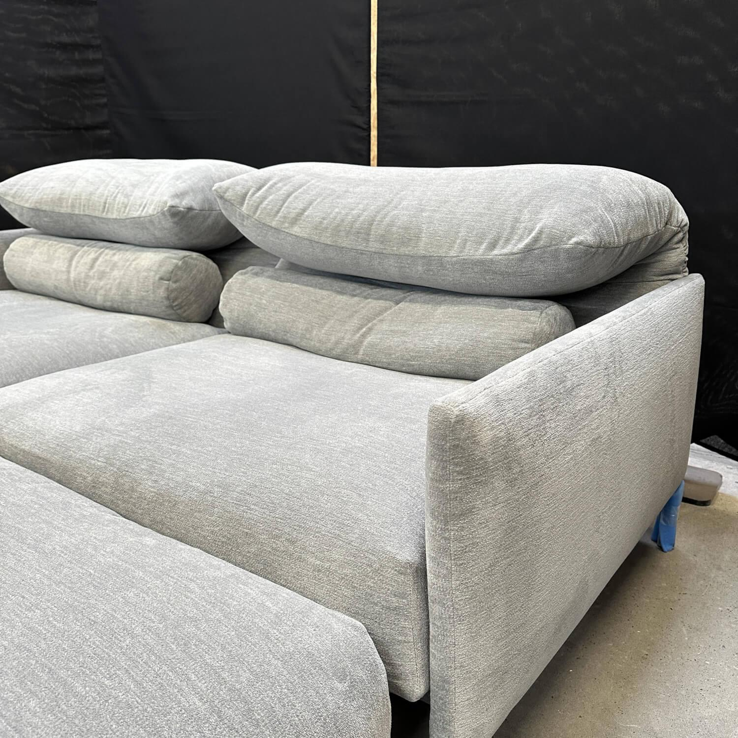 COR - Sofa Avalanche 20233 Stoff 8142 Hellgrau Füße Aluminium Poliert Inklusive Hocker 20100 Und Lendenrolle 2080 - 2