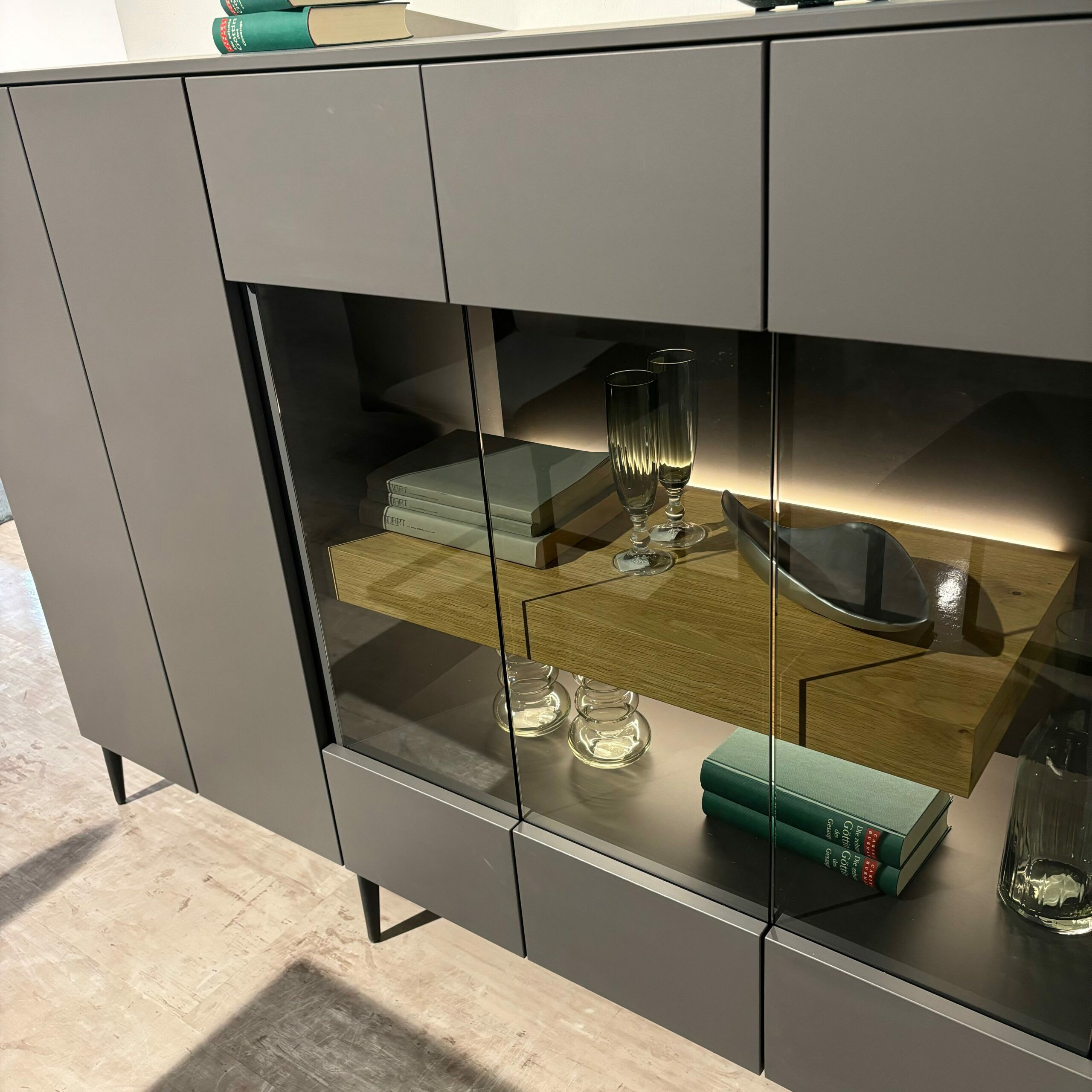 Loddenkemper - Highboard Lea Balkeneiche Lackiert Schiefergrau Grau Mit Glaseinsatz Türen Push To Open  Füße Schwarz - 4