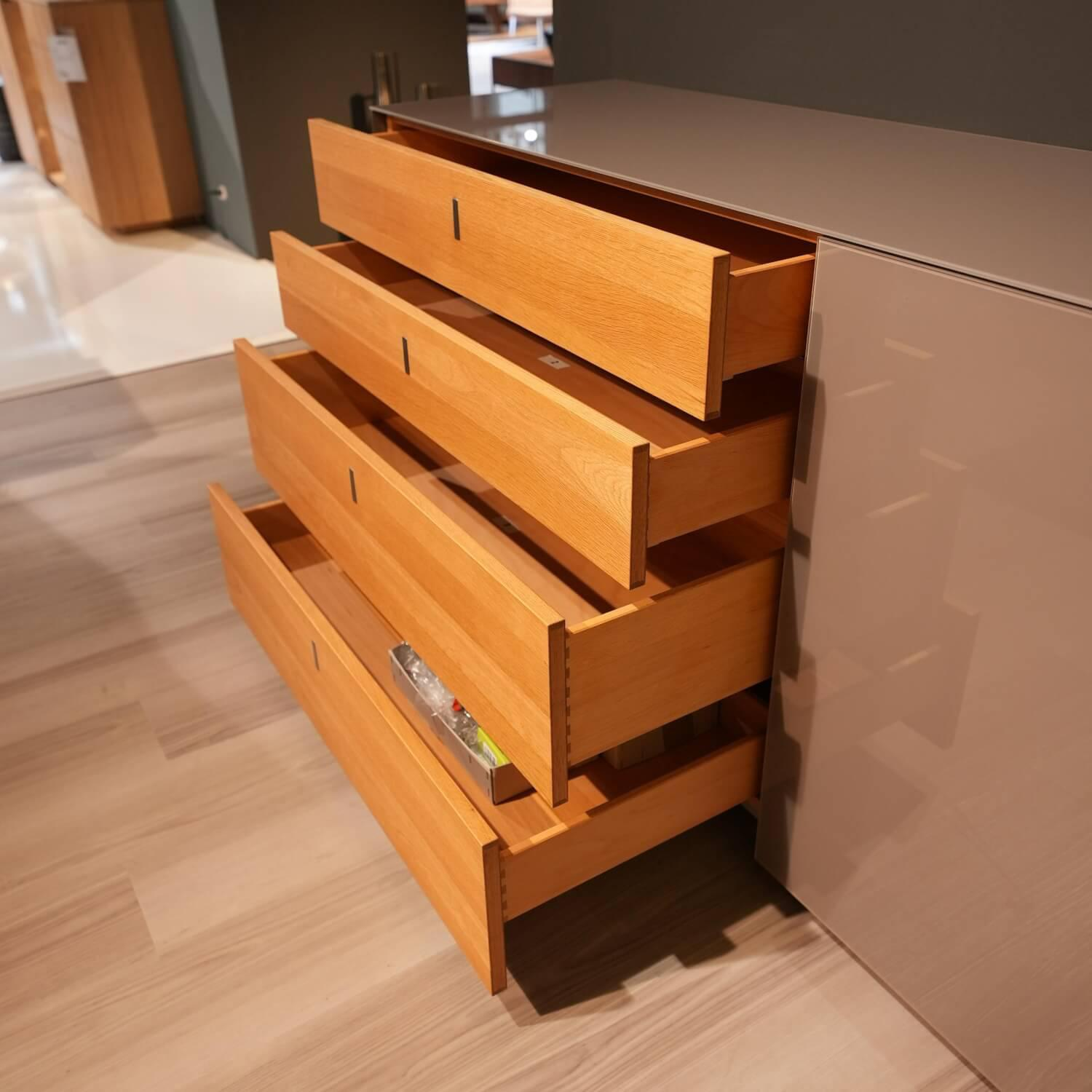 Piure - Sideboard Cubus  AC297195 29 Eiche Farbglas Taupe Klappgriffe Edelstahl - 4