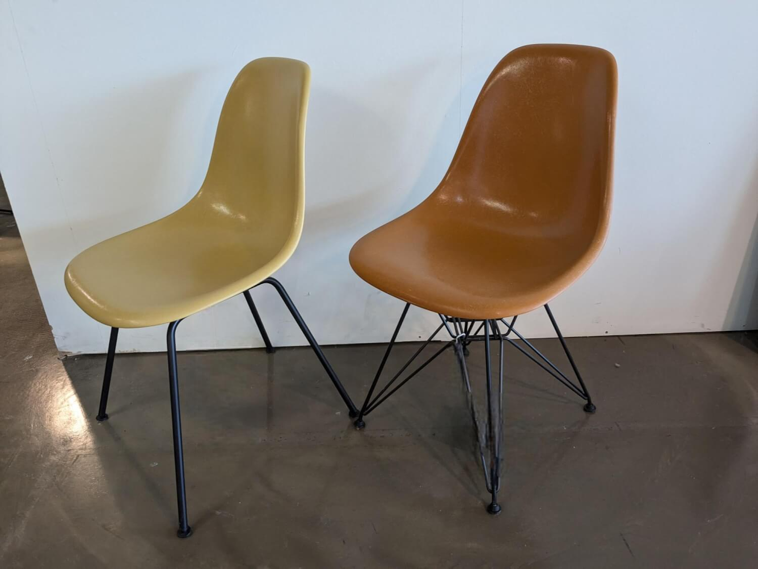 Vitra - 2er Set Eames Fiberglass Sidechair DSX Und DSR Sitzschale Light Ochre Hellbraun Und Dark Ochre Braun Gestell Metall Pulverbeschichtet Schwarz - 3