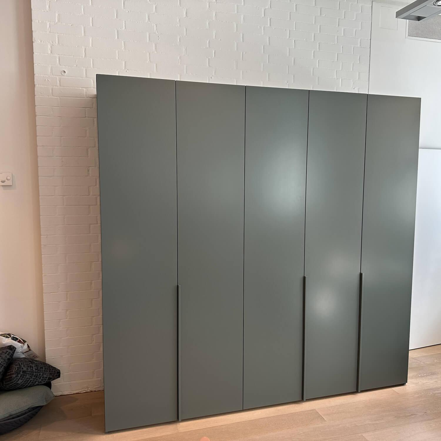 Interlübke - Kleiderschrank Intaro 5-türig Mattlack Grau Laguna M80 Inklusive Innenausstattung - 4