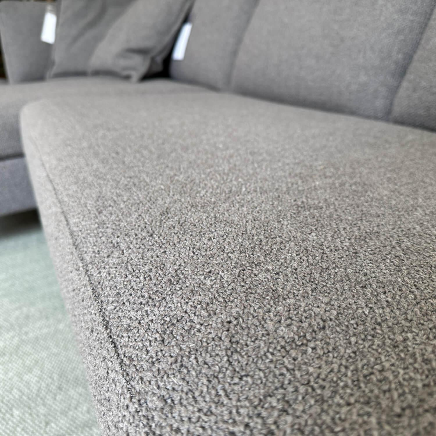 COR - Ecksofa Conseta Stoff 8211 Warmgrau Schmalfuß Schwarz Feinstruktur Inklusive 2 Kuschelkissen - 5