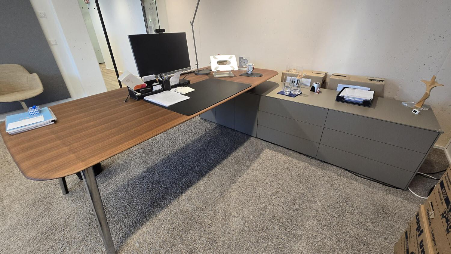 Walter Knoll - Schreibtisch Keypiece Communication Desk Platte Nussbaum Furnier Fuß Aluminium Hochglanzpoliert Mit Containern - 2