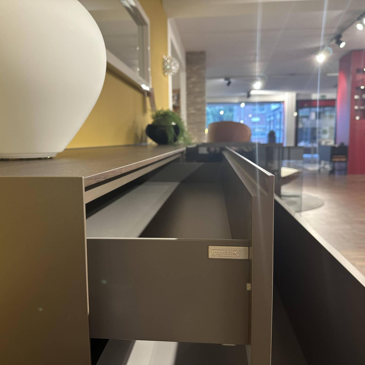 Interlübke - Hängesideboard Cubus Light Lack M10 Bronze Metallic Grau Inklusive Vitrinenbeleuchtung - 15