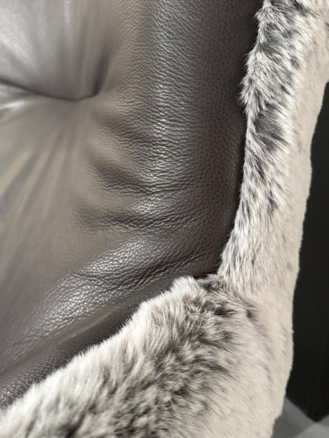 Paul Lindberg - Armchair Minu Seat Leather Elegance Anthracite Back Faux fur cover Polar Bear Grey Grey Feet Black Powder-coated With stool - 3