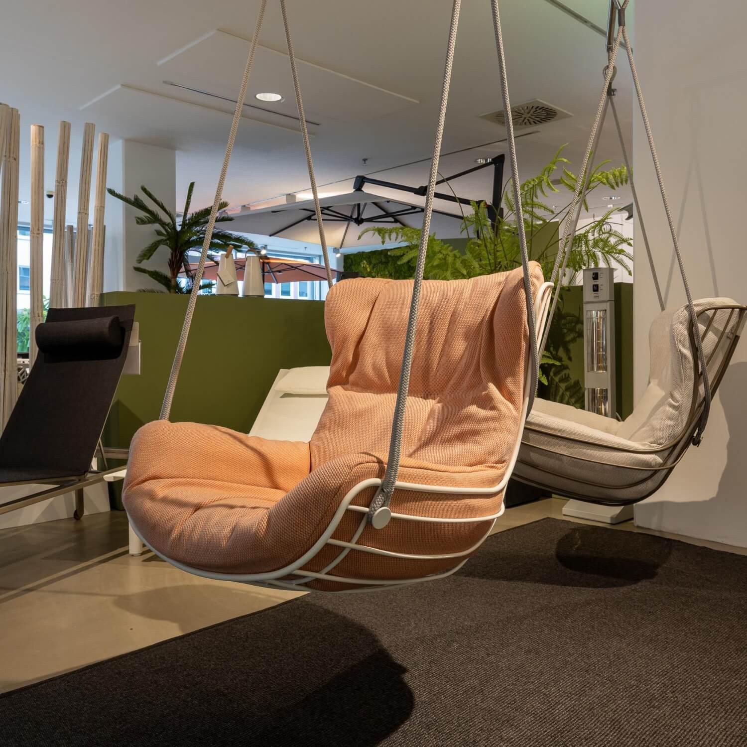Freifrau - Swing Seat Leyasol Wingback OutSwing Seat Leyasol Wingback Outdoor Bezug Stoff Lopi Tangerine Orange Gestell Verkehrsweiß Grauweiß door Gestell Grauweiß Stoff Lopi Tangerine Orange - 3
