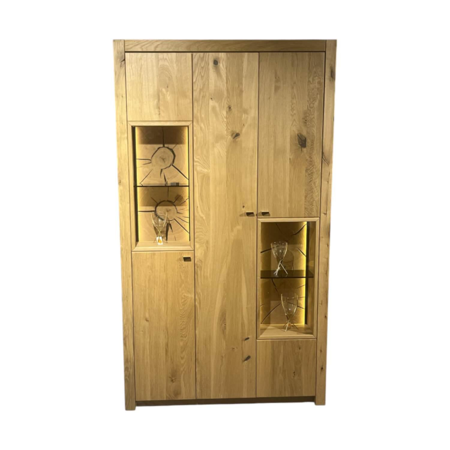 Wöstmann - Vitrinenschrank WM 1830 Kerneiche Rückwand Hirnholz Mit Innenbeleuchtung Und Funkdimmer - 1