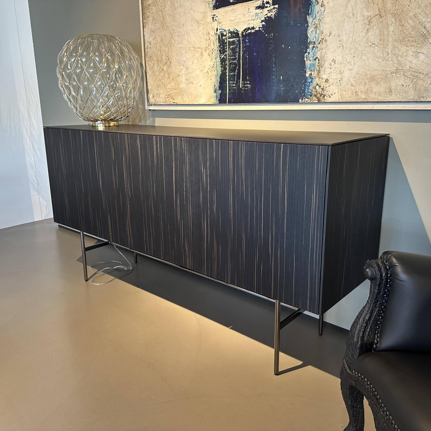 Kettnaker - Sideboard Soma Front Relief Maron Braun Korpus Lack Rubinrot Rot Abdeckplatte Fenix Schwarz Gestell Schwarz Chrom - 2