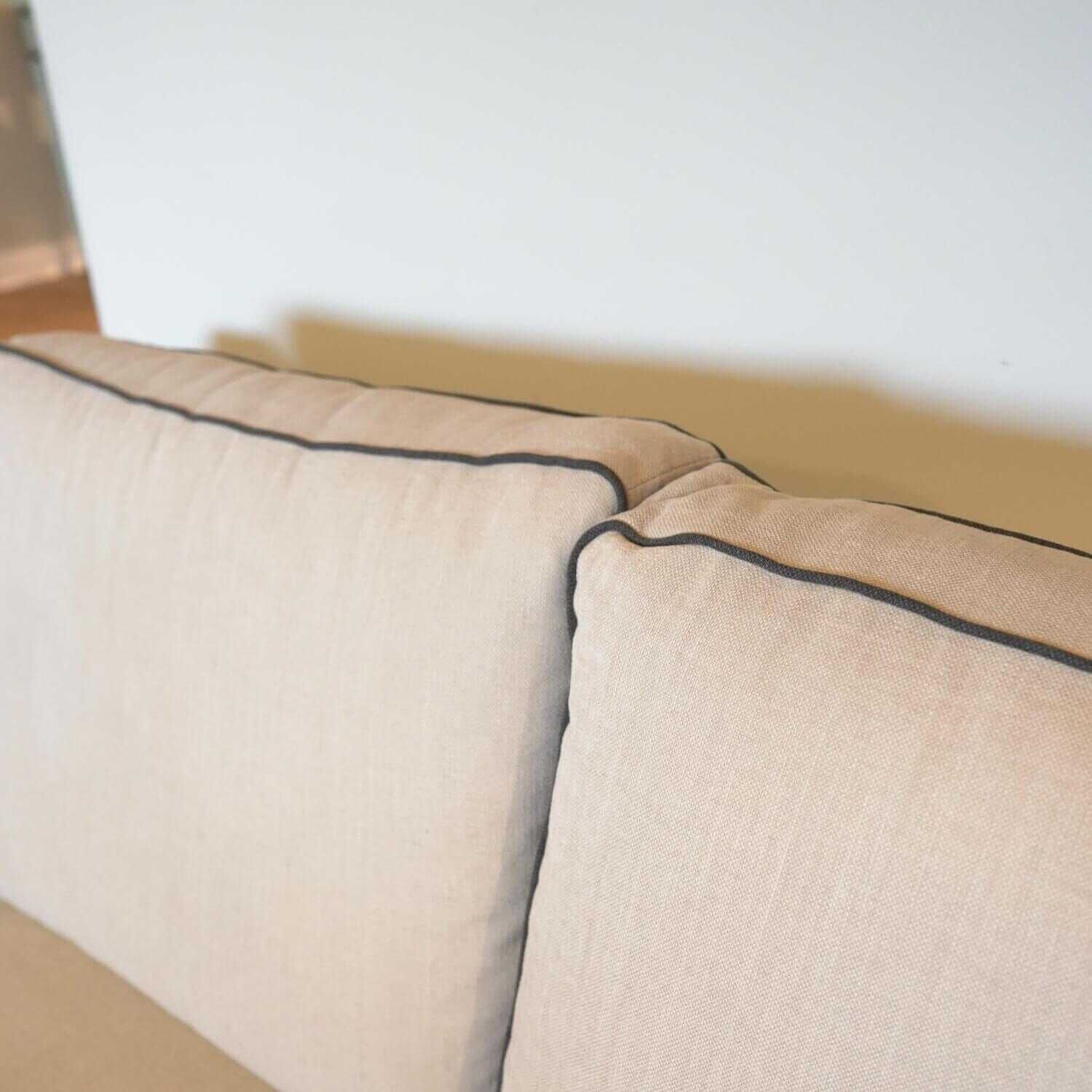 Puhlmann - Sylt Sofa Stoff Hot Madison 072 mit Kedernaht 092 und Schabracke - 4