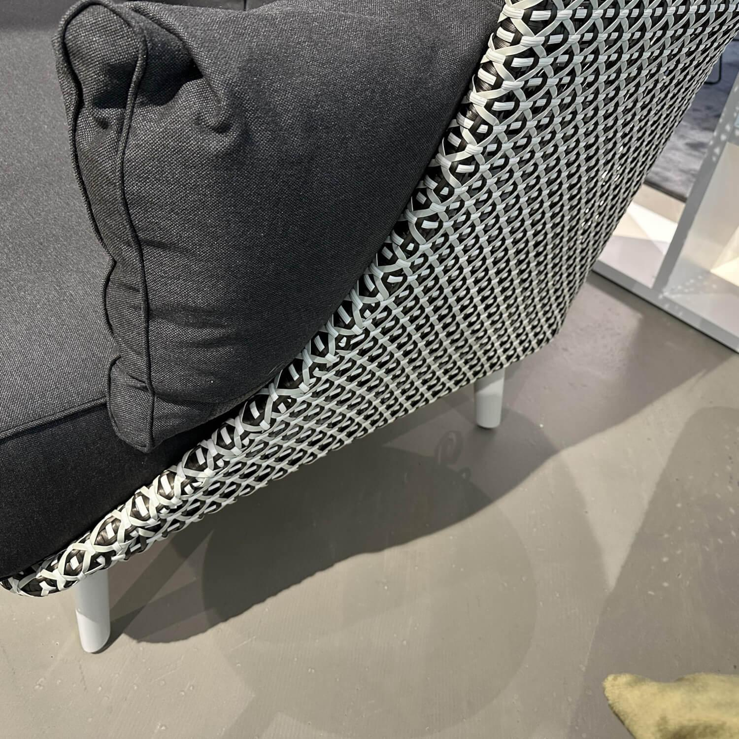 DEDON - Outdoor Sofa Mbarq Dedon Geflecht Pepper Schwarz Weiß Gestell Aluminium Lipari Weiß Mit Kissensatz - 4