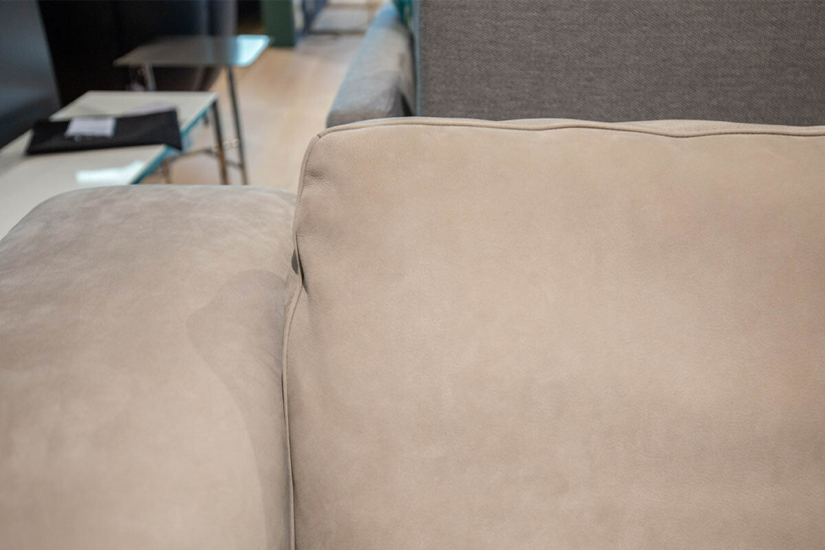 De Sede - Ecksofa DS-748 Leder 43 Kaschmir 17 Taupe Gestell Schwarz Matt mit Kopfstützbügel und 2 Kissen  - 4