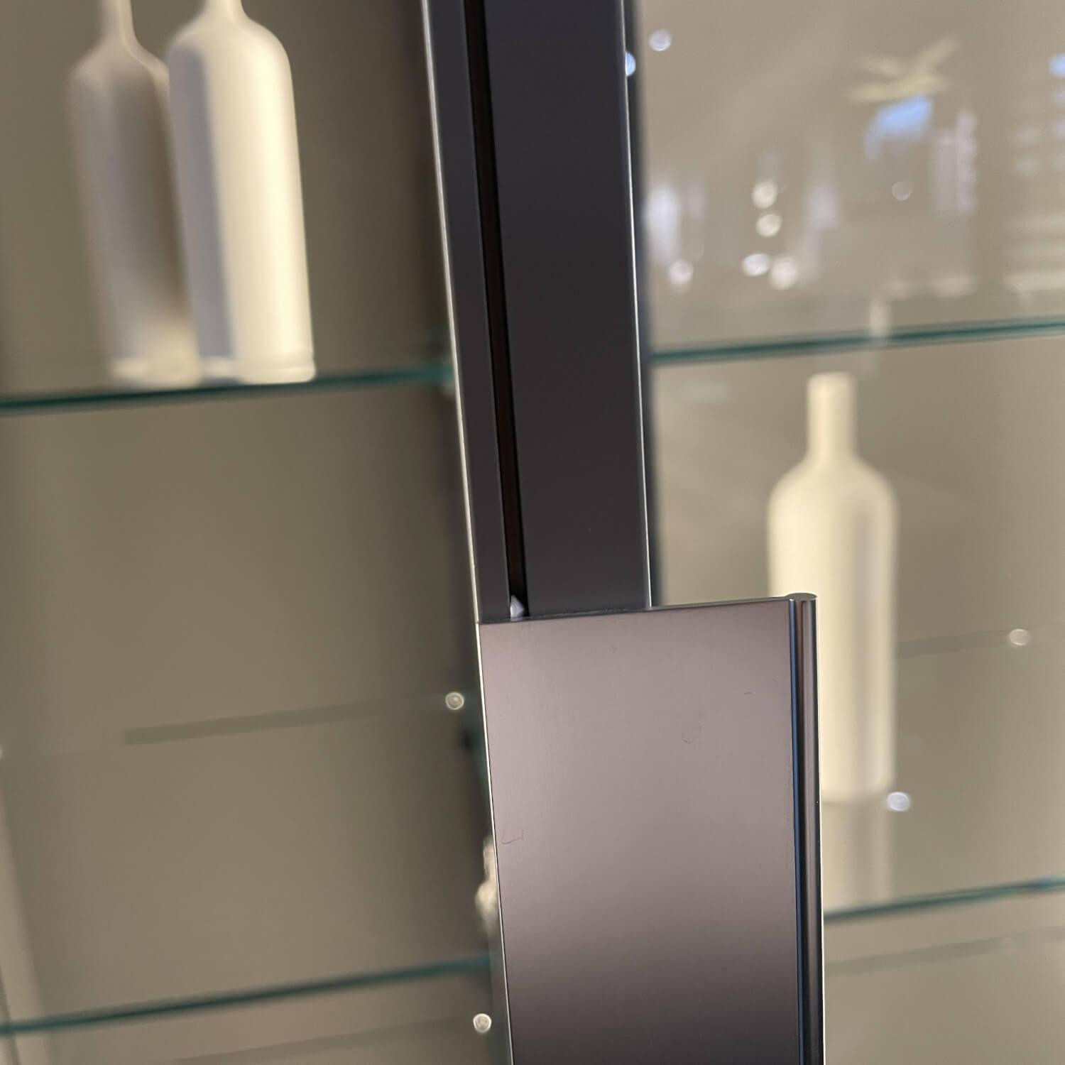 Interlübke - Kleiderschrank Garderobe Collect Korpus Mattlack Flintgrau Paneele Eiche Natur mkit Beleuchtung Schrankelemente Glas Drehtüren Glaseinlegeböden Garderobenelement mit Spiegel - 2
