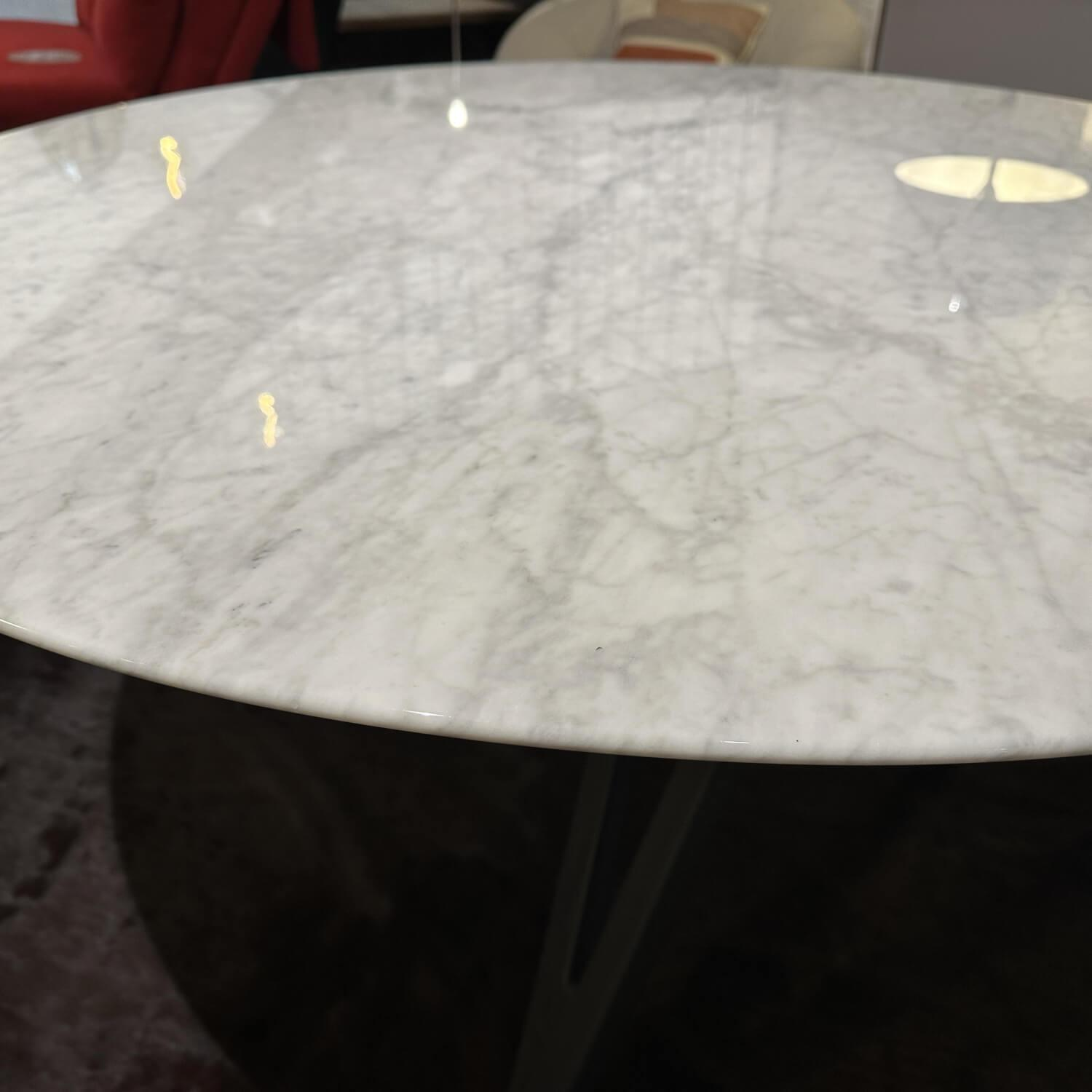 Ligne Roset - Esstisch Ennéa Rund Platte Marmor Weiß Gestell Eiche Schwarz Gebeizt - 3