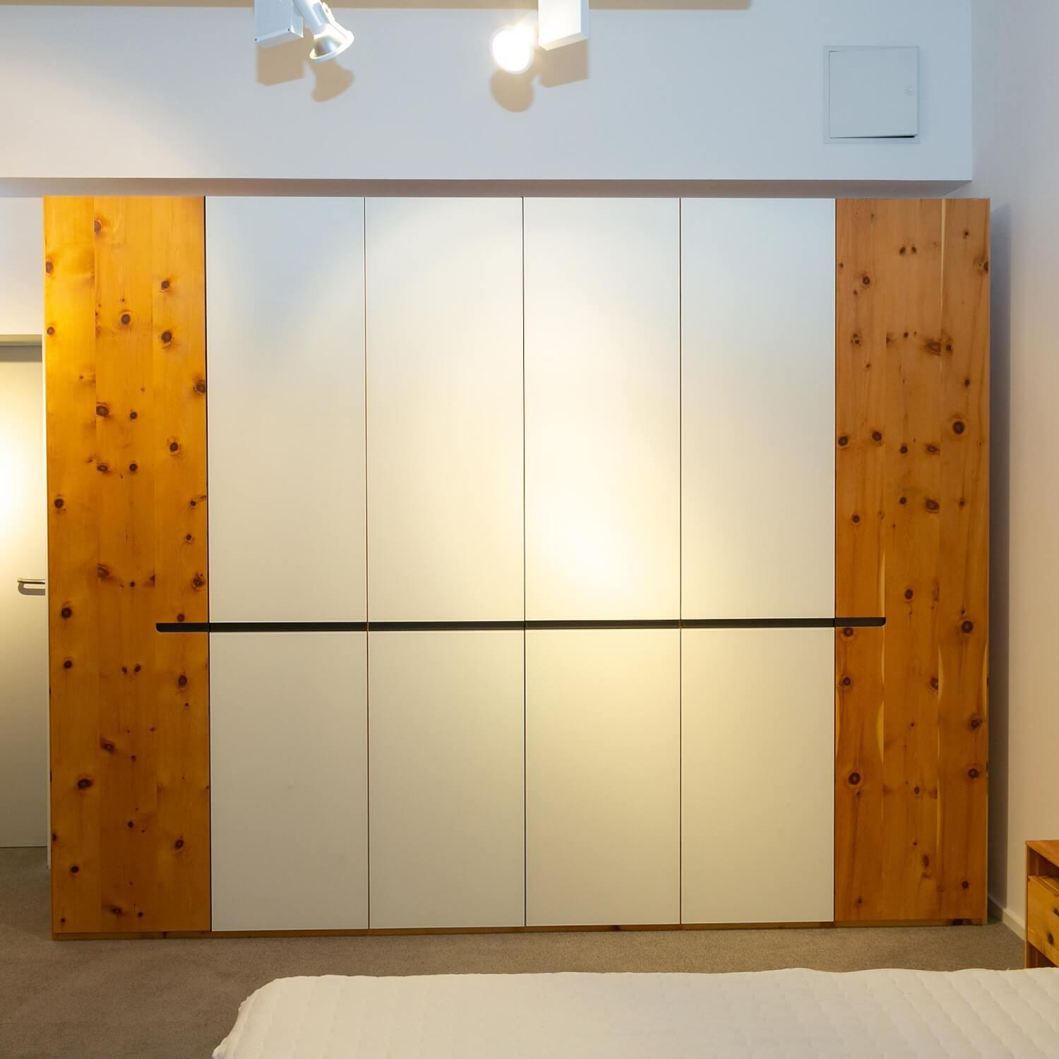 Komplettes Schlafzimmer Zirbenholz Mit Doppelbett Inklusive Matratzen Drehtürenschrank Und 2 Nachttischen