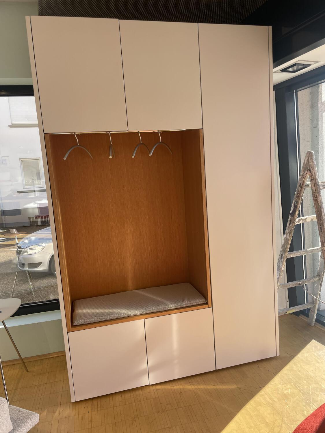Schönbuch - Garderobenschrank Cabin Lack Grau Weiß Innen Melamin 0776 Dunkelgrau Nische Eiche Matt Mit Kissen - 6