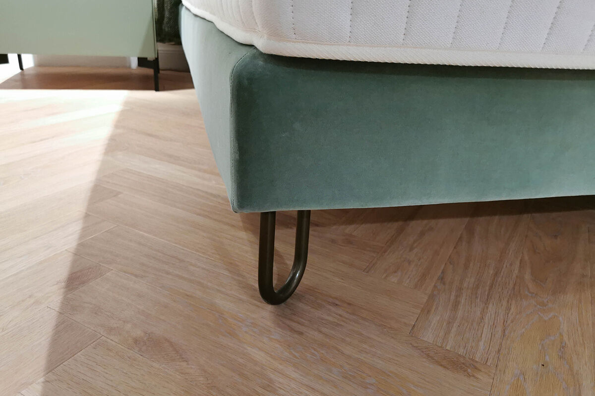 Treca Interiors - Boxspringbett Angele Neo Stoff Tilda Emeraude Grün Fuß Altbronze mit 2 Matratzen - 6