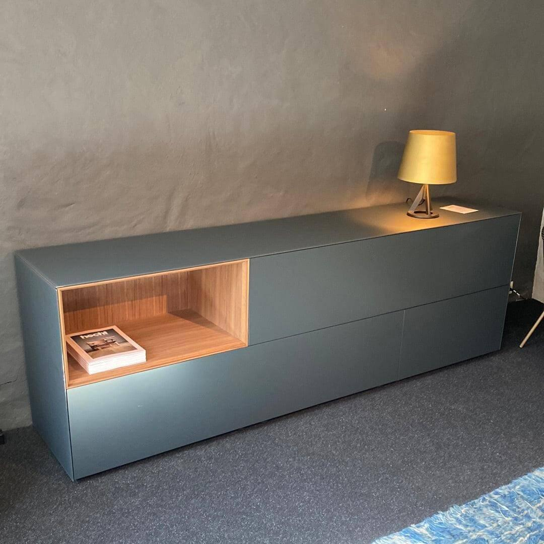 Formeins - Sideboard F10 Mattlack Korpus Sky Grau Front Lava Blaugrau Offenes Fach Nussbaum Ohne Lampe - 4